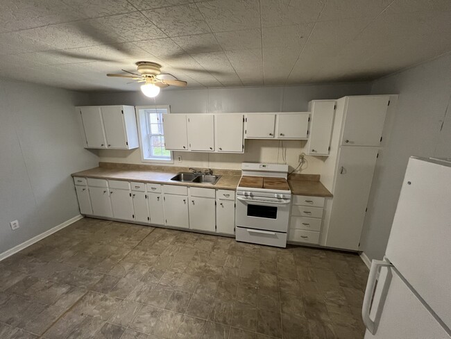 Kitchen - 89 Waterford St