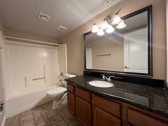 Building Photo - Fabulous 3 bedroom  Condo