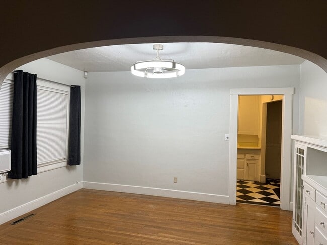 Building Photo - Cozy 2 bed 1 bath available now!