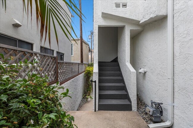 Foto del edificio - COMPLETELY REMODELED, BRIGHT & AIRY, TRI-LEVEL HOME W/ TOP-FLOOR GREAT ROOM LIVING SPACE, 2-CAR G...