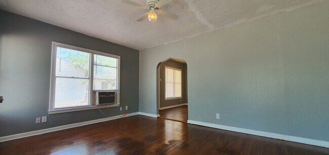 Foto del edificio - CHARMING and QUAINT 3 bedroom 1-1/2 bath d...