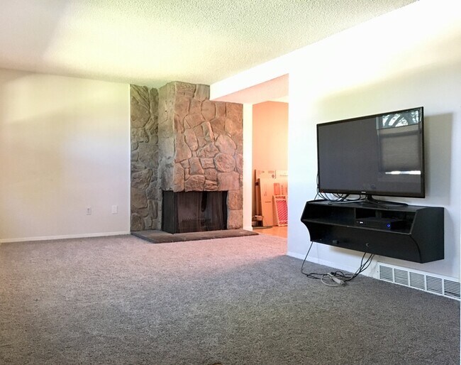 Building Photo - Gorgeous Townhome in The Timbers