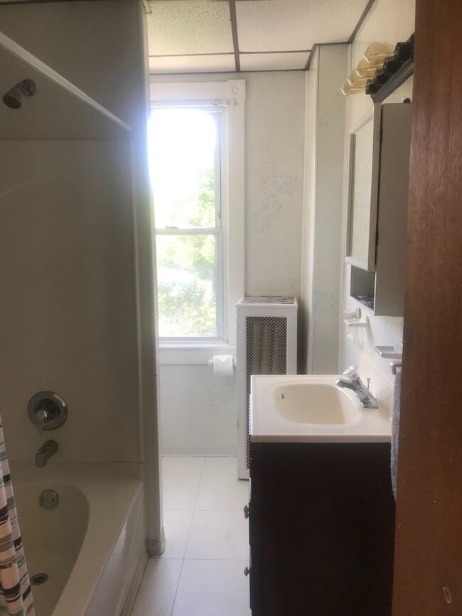 Building Photo - 3 bedroom 1.5 bathroom