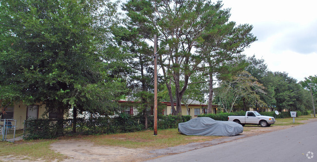 Building Photo - Redwood Apartments