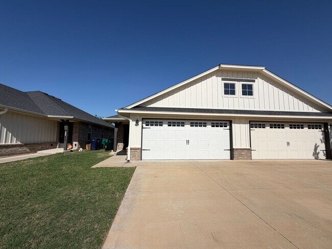 Foto del edificio - Great 3 Bedroom 2 Bath Duplex Near Tinker AFB