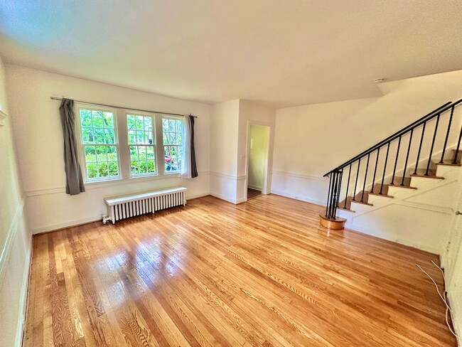 Photo - Spacious 6 bedroom 3.5 bath Tudor Townhouse w/Deck close to Georgetown University & Hospital