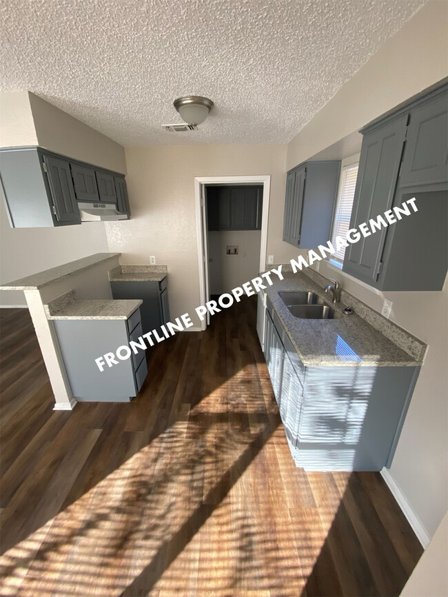 Building Photo - Clean, UPDATED Move In READY- Duplex