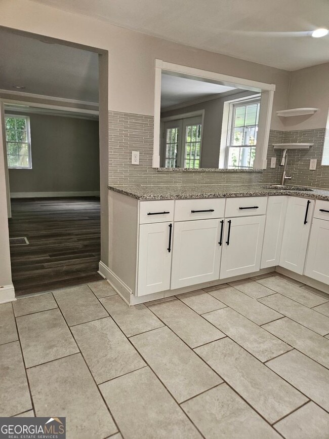 Building Photo - Beautiful Bungalow