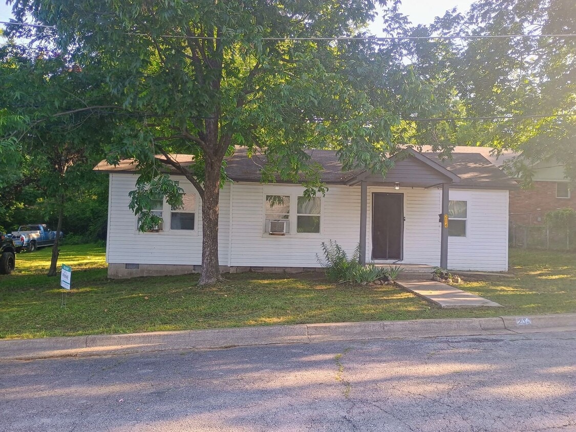 Primary Photo - 204 Glover St