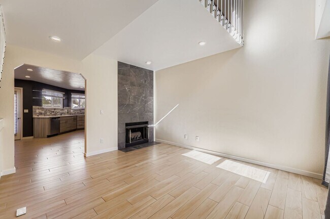 Building Photo - COME TOUR THIS BEAUTIFUL TOWNHOME. AVAILAB...