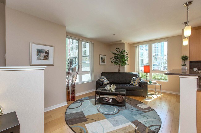 Building Photo - Spacious Condo in the Jade Building