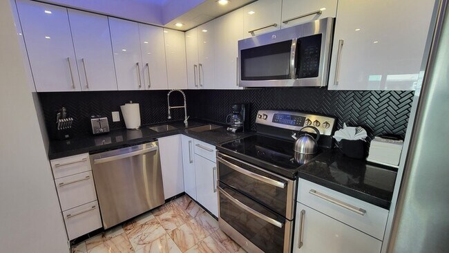 Building Photo - Alexander 1420