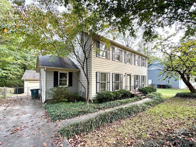 Foto del edificio - Well Maintained 3 Bedroom with Large Back Deck & Detached Garage!