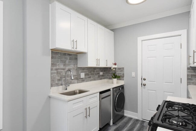 Building Photo - 3821 N Greenview Ave