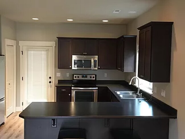 Building Photo - Beautiful 3 bed 3 bath home available in C...