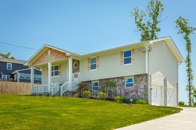 Building Photo - 8128 Fallen Maple Dr