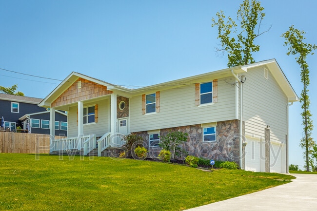 Foto del edificio - 8128 Fallen Maple Dr