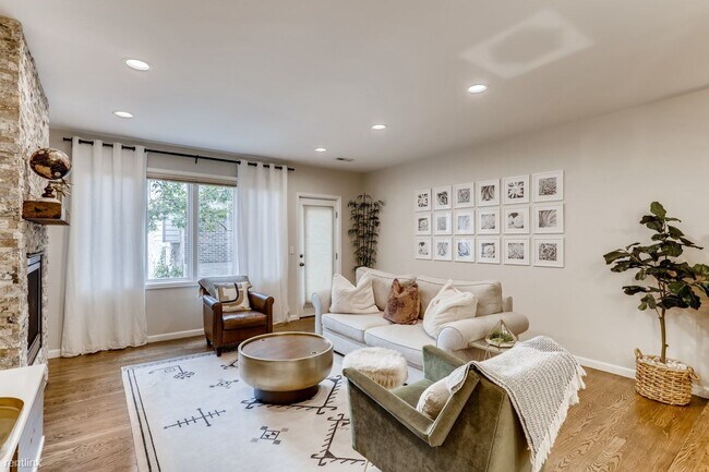 Foto del edificio - 3 br, 2.5 bath Townhome - 160 South Jackso...
