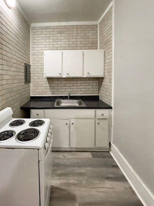 Building Photo - PRELEASING for AUGUST! Close to Campus