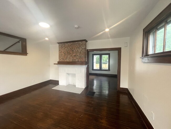 Building Photo - 667 Miller Ave