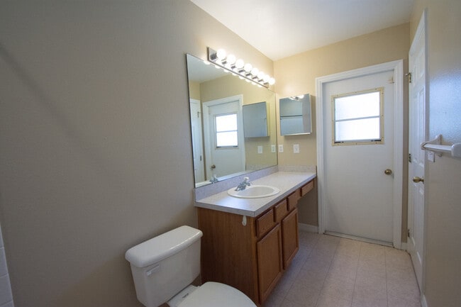 Building Photo - 1438 Casterton Cir