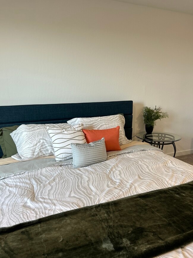 Cama King - 8716 Hamblen Ct