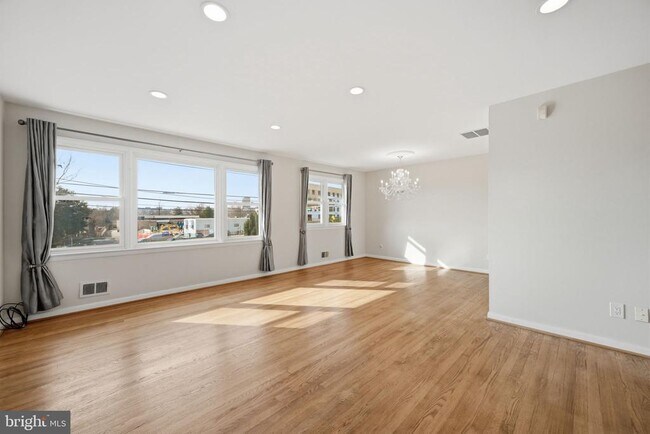 Foto del edificio - 1721 University Blvd W