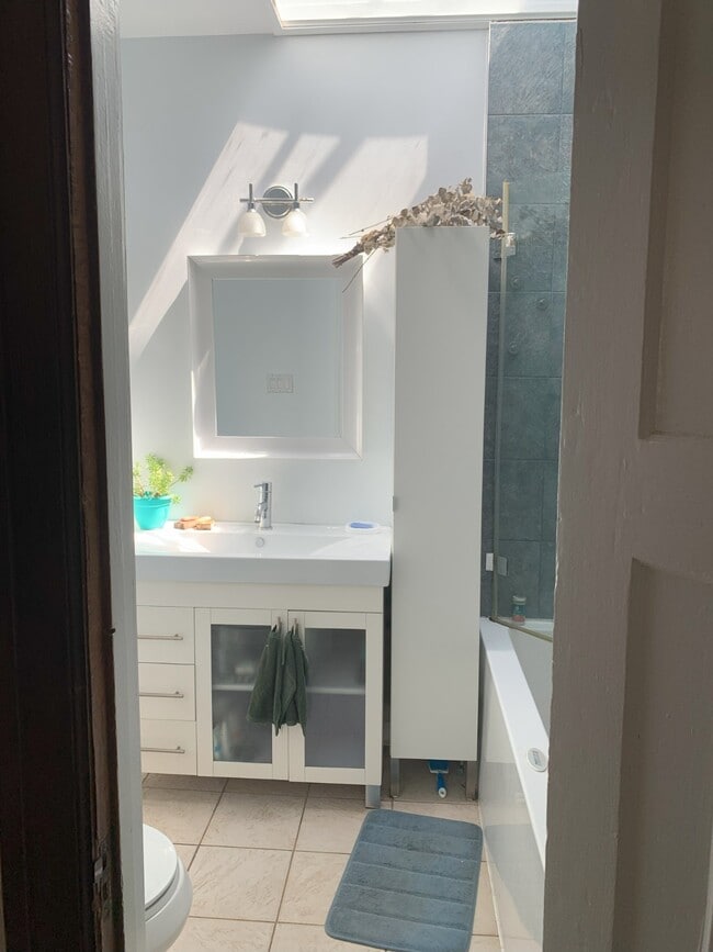 Building Photo - 2249 Av Girouard