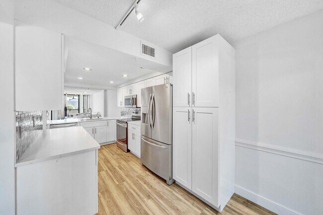 Building Photo - 17 Royal Palm Way