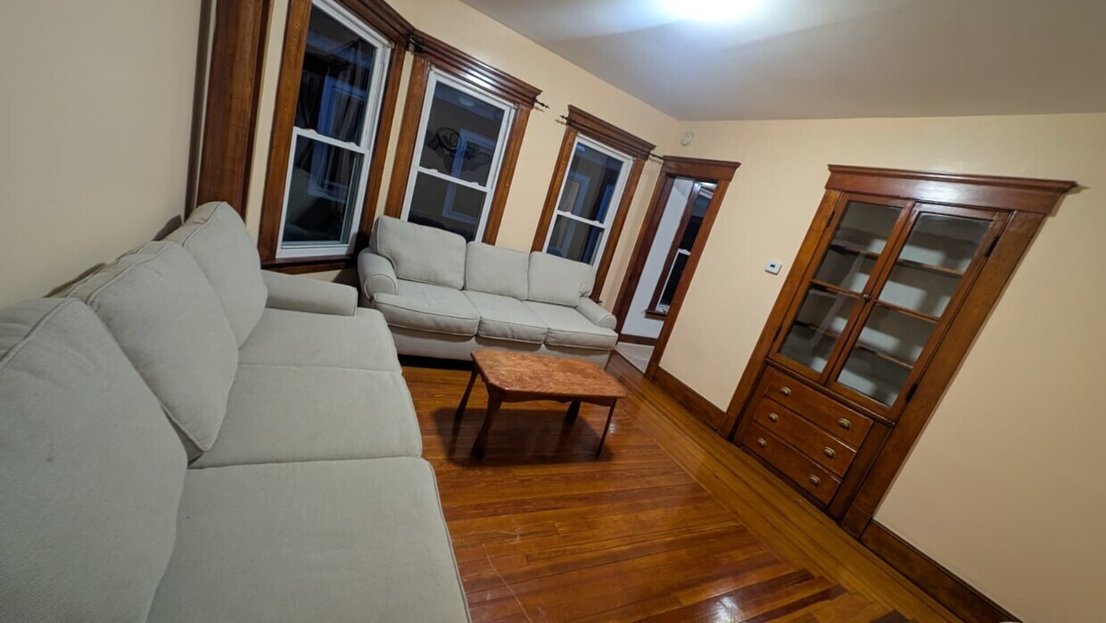 Primary Photo - 122 Foster St