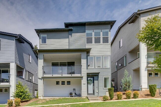 Building Photo - Modern Luxury Living in the Heart of Kirkland- Available for RENT August 15th