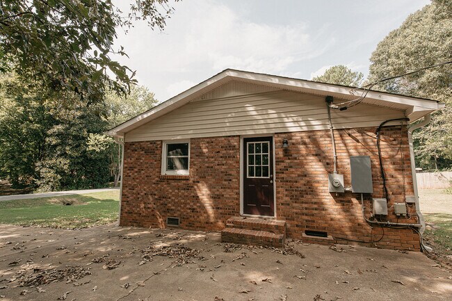 Building Photo - 525 S Jackson Ave