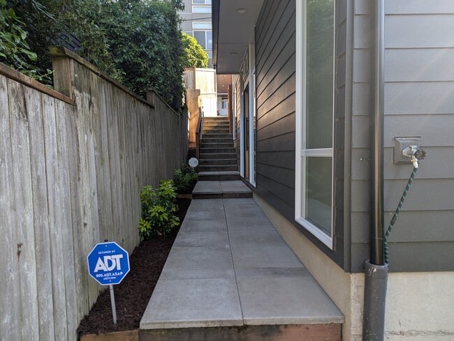 Photo - 33 W Etruria St (Seattle, WA) House