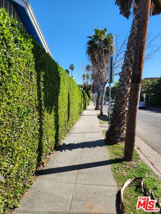 Building Photo - 1402 N Las Palmas Ave