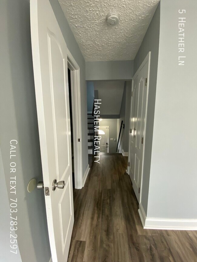 Foto del edificio - Lovely 3 Level Townhome with 5 Bedrooms & ...