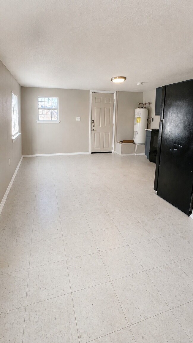 Foto del edificio - Private Detached 1-Bedroom Apartment with Backyard