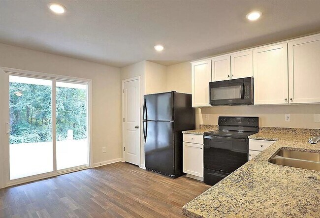 Foto del edificio - Newer Townhome for Lease – 2 Primary Suites + Open Layout