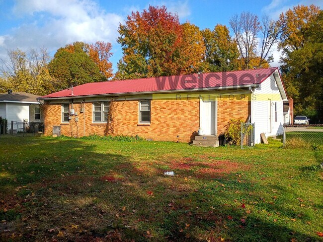 Foto del edificio - Spacious 4-Bed Home with Fenced Backyard