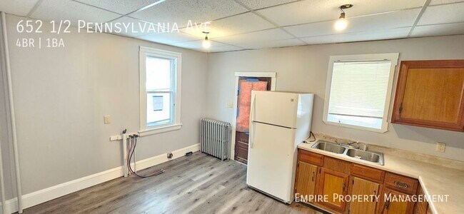 Building Photo - 1st and 2nd Floor: 4 Bedroom/ 1 Bathroom A...
