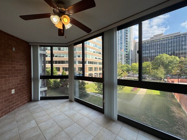 Foto del edificio - Sun-filled 1 Bed 1 Bath With Sunroom In Ea...