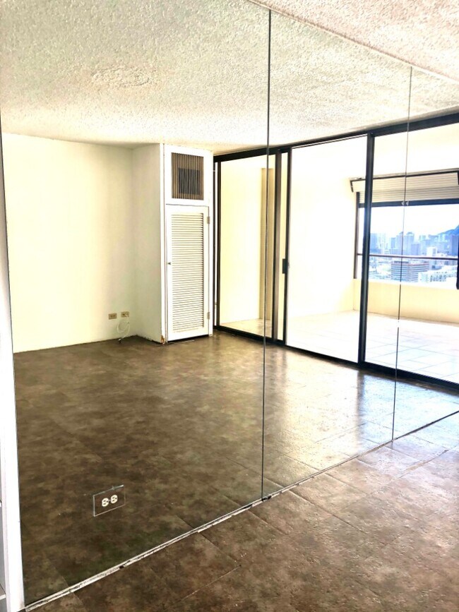 Espejo de la sala de estar - 1717 Mott-Smith Dr