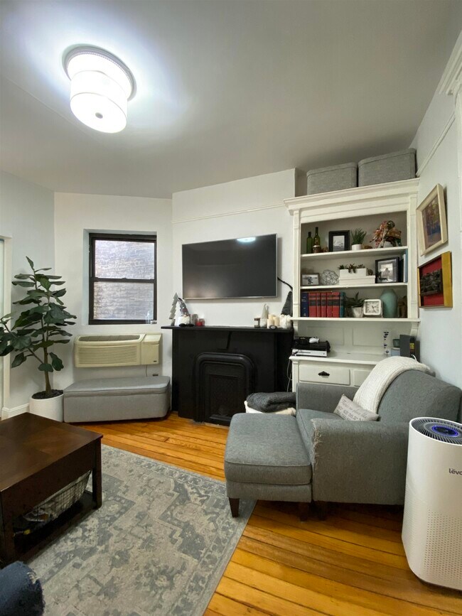 Building Photo - 253 8th St