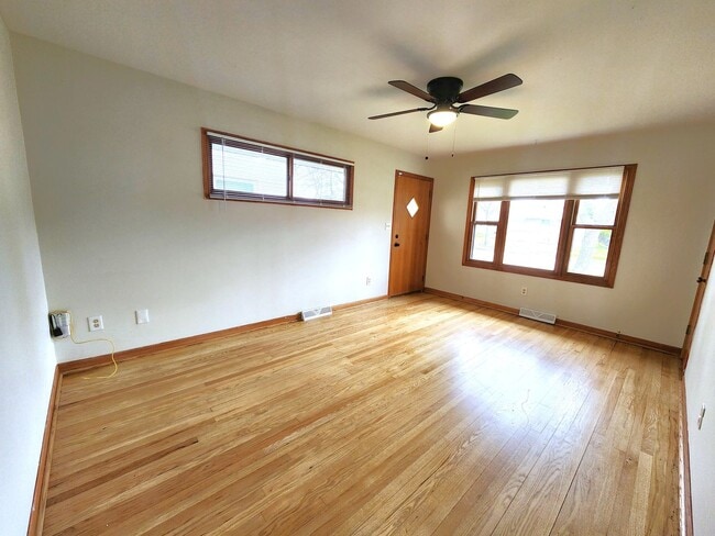 Building Photo - Spacious 3-bedroom single family home w/ f...