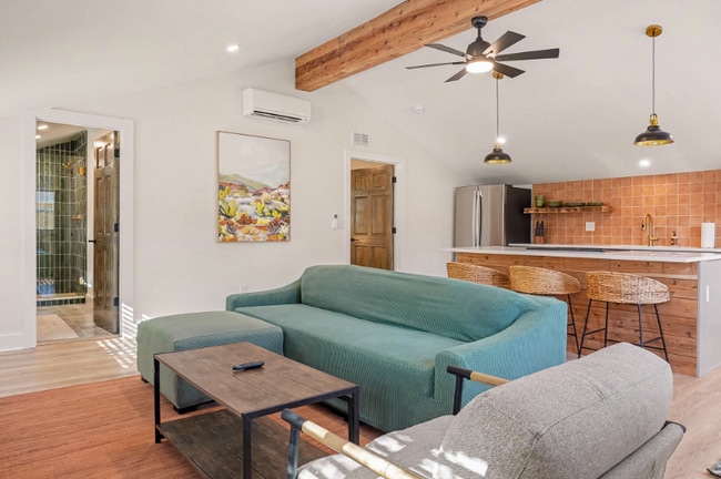 Building Photo - 625 Semaht St