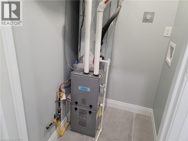 Building Photo - 427 Colborne St