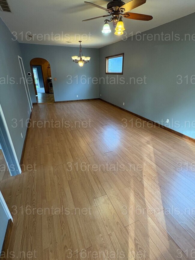 Foto del edificio - $1200 - 3 bed 1 bath - Single Family Home