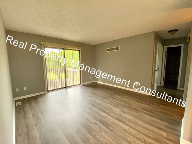 Building Photo - Lee's Summit 2 Bedroom Duplex