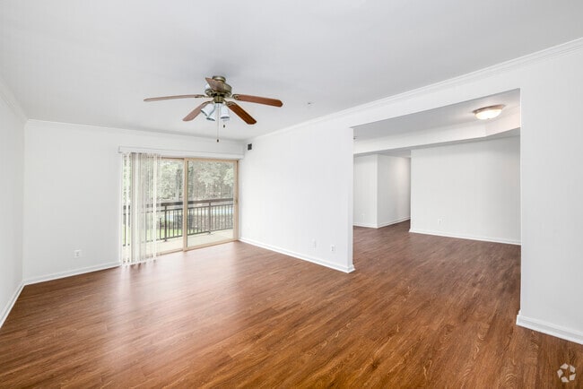 3 habitaciones, 2 baños - 1139 pies cuadrados - Sala de estar - Amber Commons