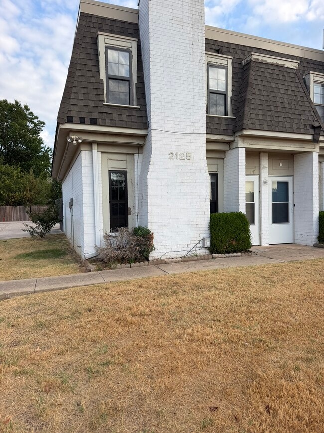Building Photo - 2125 Beaumont Dr