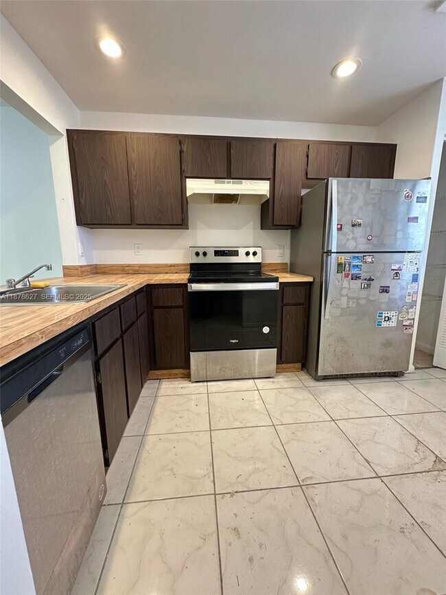 Foto del edificio - 861 NE 209th Terrace